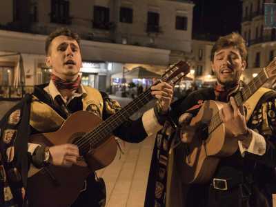 Le note a cui danno forma sono di chiara origine latina: "Naranjitay" � il titolo della canzone sudamericana che stanno suonando. Javier pizzica le corde della sua chitarra e canta...